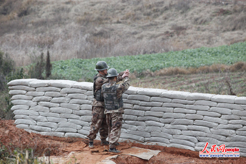 高清:直击第二炮兵某部新兵入伍手榴弹实弹投掷训练(组图)