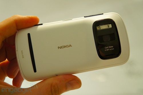 诺基亚4100万像素手机808 pureview实物图