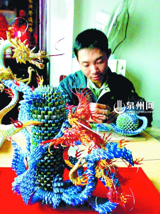 早报记者 林泽贵 文/图 牙签、一分钱纸币、一次性筷子、吸管这些在别人眼中看似微不足道的小物件,经他一摆弄,竟变身为玫瑰,风铃,龙舟他就是手工达人李思达。前段时间,他再次变废为宝,用700多张彩票拼出作品《双龙戏珠》,还在省里拿下了手工艺品大赛特等奖呢。 1 匆忙拼出作品 意外拿下大奖 李思达是漳州芗城人,今年40岁。在他家大厅的一张桌子上,锉刀、剪刀、钳子、锯子、直尺等工具一应俱全。 《双龙戏珠》并非我的得意之作。李思达说,前段时间,偶然在报纸上看到征集手工艺参赛作