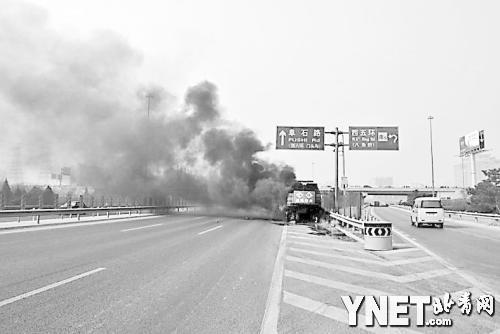 本报讯 昨天,石景山阜石路晋元桥一带连续发生两起车辆起火事故,虽然