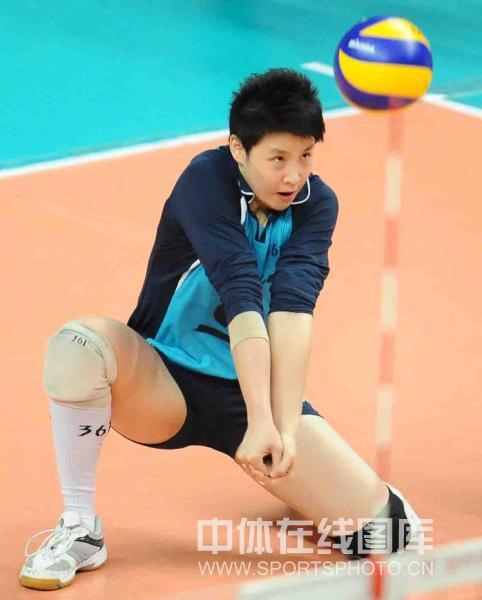 图文:[女排联赛]上海1-3恒大 张磊垫传-搜狐体育
