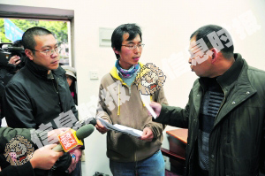 昨日下午，多名“急救南岭”小组成员来到省林业厅“讨说法”。