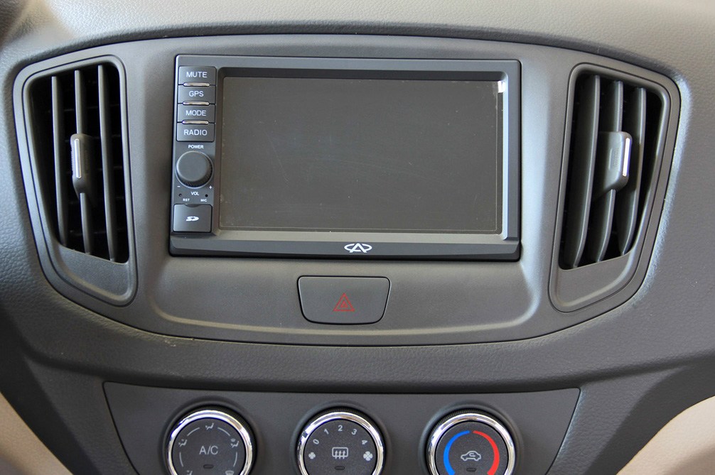 奇瑞e5有3款车型配备有中控液晶显示屏,集成了gps导航系统,dvd播放