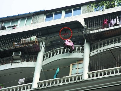 图为晾晒在阳台上的红内裤.记者 杨涛 摄