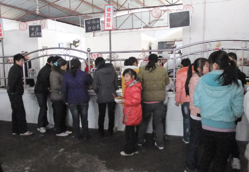 近日,本网接到称,通江县毛浴乡列宁小学,食宿生不在学校食堂吃饭