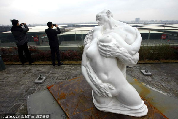 上海酒店屋顶花园惊现大尺度雕像