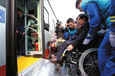 北京:残疾人持证均可免费乘坐所有公交车