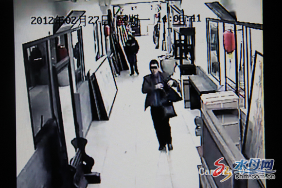 2月27日,一男子在烟台万光古文化城偷了一个铜佛,被监控摄像头给清晰