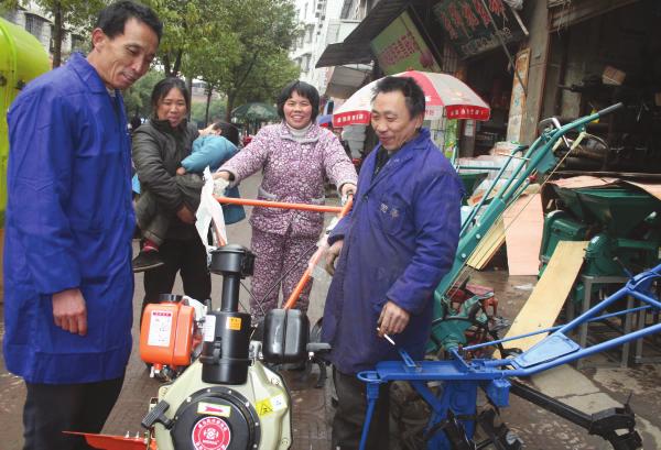 邵阳县谷洲镇蒋科军 ,宋刚等农机推销员在忙着给前来选购农机的农友们