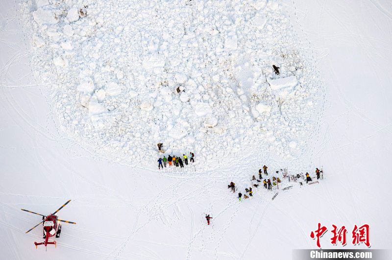 2012年2月29日，瑞士迪亚布勒雷，救援人员正在营救遭遇雪崩的人员。据估计有2人被埋大雪中。CFP视觉中国