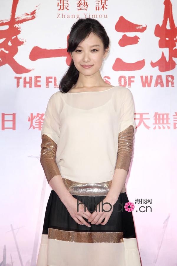 张艺谋带着电影《金陵十三钗》到台湾做宣传，怎能少了新任“谋女郎”倪妮。两天的行程三次亮相，倪妮换装频频抢镜十足。