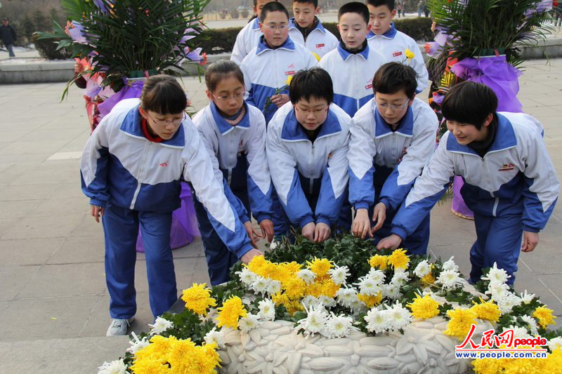 抚顺市小学生向雷锋墓献花表敬意