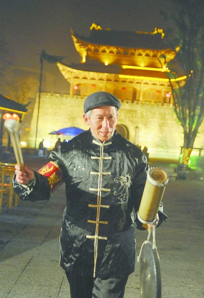 李森汉老人在巡更。 范向辉 摄