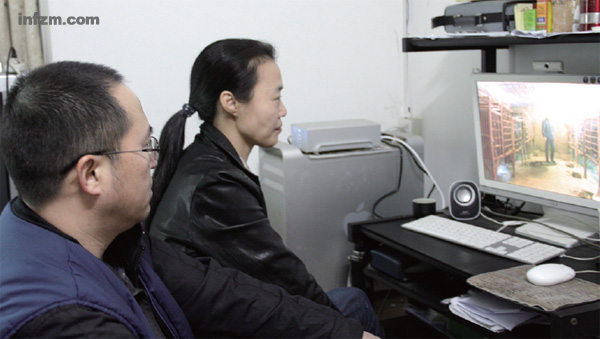 2012年2月26日，涂俏（右）与陈远忠在东莞进行最后的剪辑。 （彭军淋/图）
