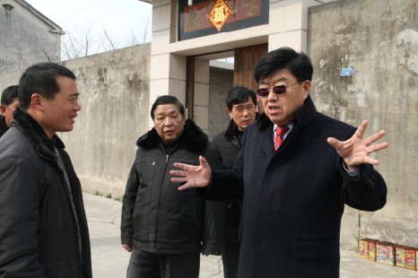 离开张龙海家,徐镜人一行继续了解农村交通和卫生情况,查看将由扬子江