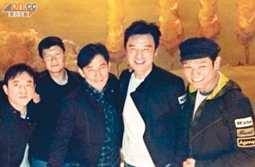 杜德伟(右起),钟镇涛,梁朝伟及吕方(左)等饭叙
