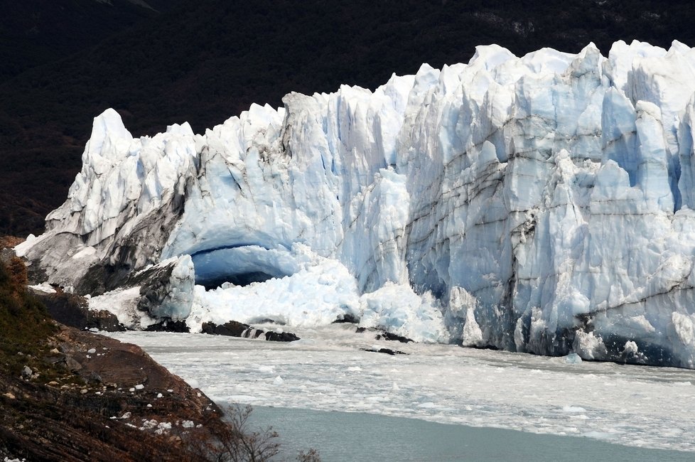 高清:阿根廷莫雷诺冰川四年来首次崩塌(图)