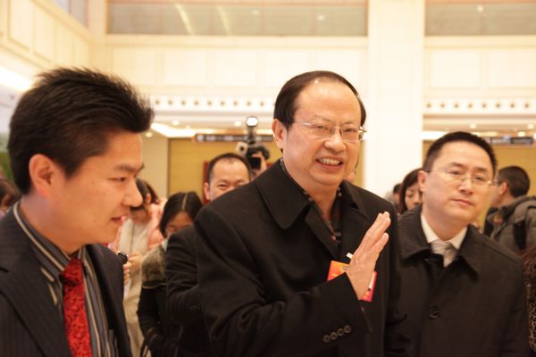 中证网讯 全国政协委员、中国移动董事长王建宙来到驻地，接受记者采访。本报记者 张晶 摄