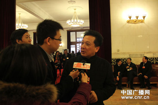 政协委员、著名歌唱家宋祖英出席会议时被记者包围记者杨祎 摄