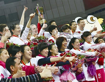 率队夺全国女排联赛冠军 郎平表示自己沾了队