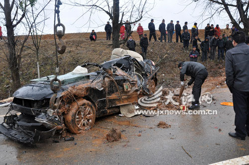 江西抚州一轿车撞树致车内4人死亡(图)