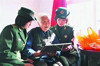 让家住市南区龙山路的孤寡老人潘秀香与青岛警备区通信连的官兵相识