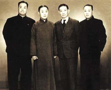 1927年《顺天时报》举办“征集五大名伶新剧夺魁投票”活动，注明由梅兰芳、尚小云、荀慧生、程砚秋、徐碧云所演出的新剧中各选一出。因5位名伶均为旦角演员，所以时称“五大名旦”。