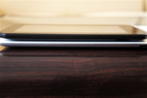 HKC M7 VS iPad2机身厚度对比