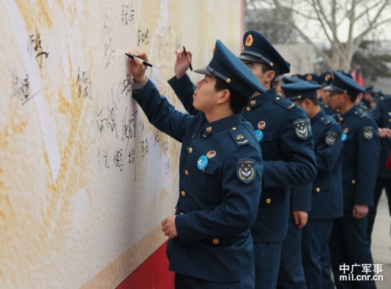 空军司令部开展学雷锋主题活动(1)(组图)