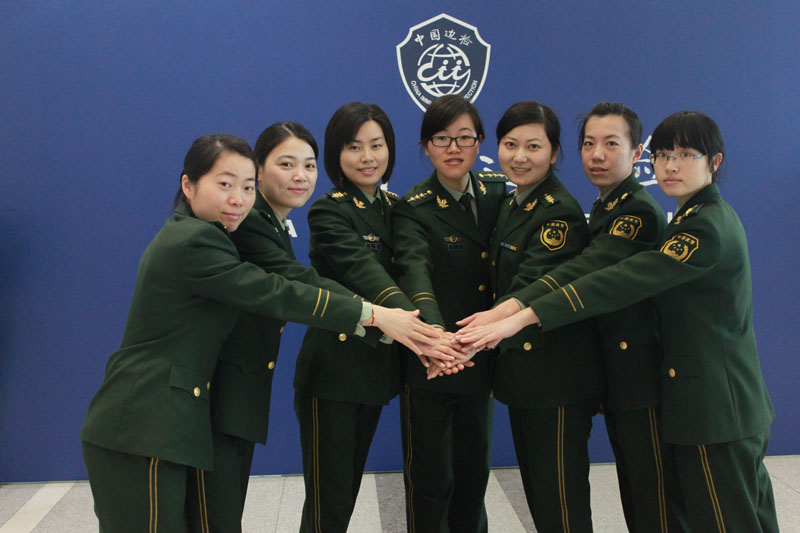 巾帼女警花 微笑把国门(组图)