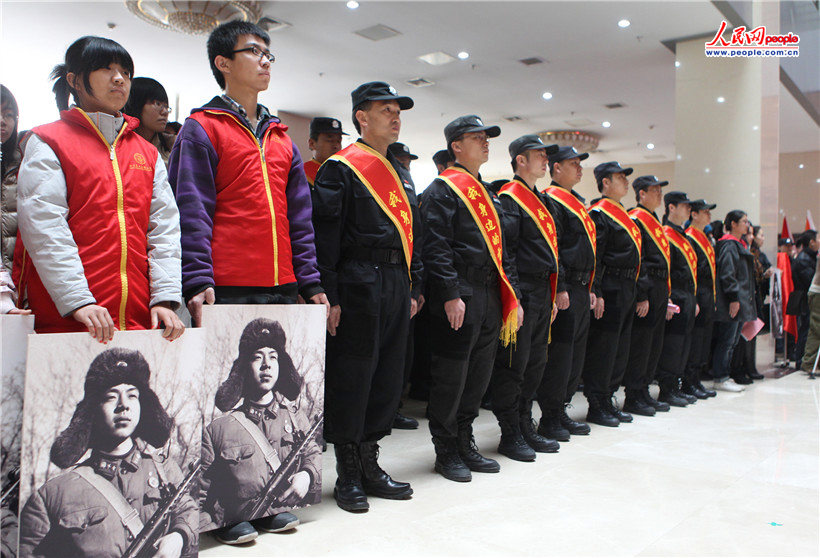 北京市巡特警总队党委书记,总队长肖勇(图右)与北京体育大学老师为"