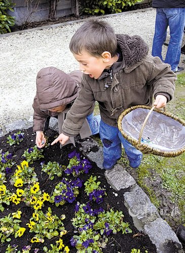 歐洲復生節時期，兩名兒童在公園里尋覓巧克力彩蛋