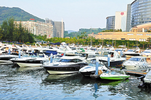 深圳游艇产业日益兴旺，图为展会期间的大梅沙游艇会。