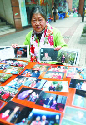 昨日，南岸区，刘祖观老太在展示她与众多明星的合影。记者 张路桥 摄