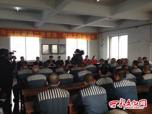 "5日,在吉林市江城监狱内70名各监区服刑人员的代表聚在教学楼内埋头