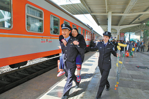 学雷锋 让旅客感受温暖(图)