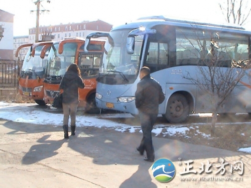 3月3日至4日,恰逢周末,内蒙古呼和浩特市土左旗地区普降大雪,为了图片