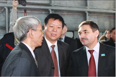 张小红(中)向萨哈共和国副总理斯克雷贝金(右一)介绍新舟60飞机情况