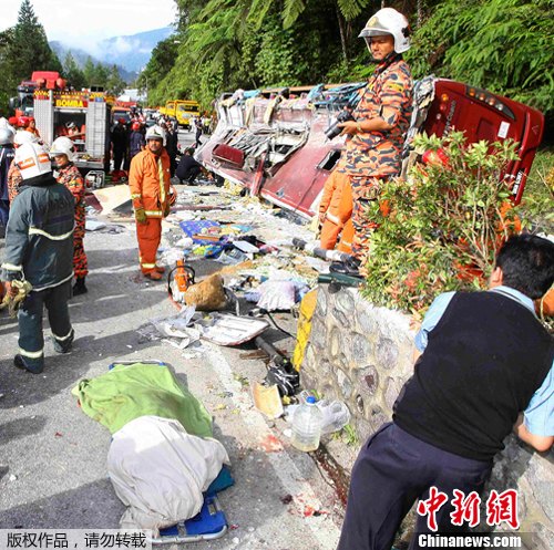 2012年3月5日，马来西亚吉隆坡外的云顶高原，一辆旅游大巴在马来西亚唯一的高地景区行驶时打滑并发生翻车，造成2名游客死亡，22人受伤。