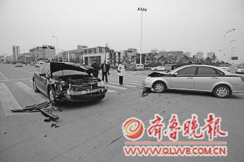 事故中受损严重的两辆轿车。胡跃东摄