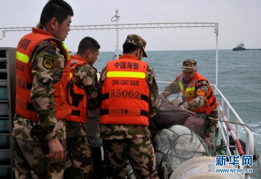 福建海警二支队官兵在海上救起渔民时的现场画面3月7日摄.