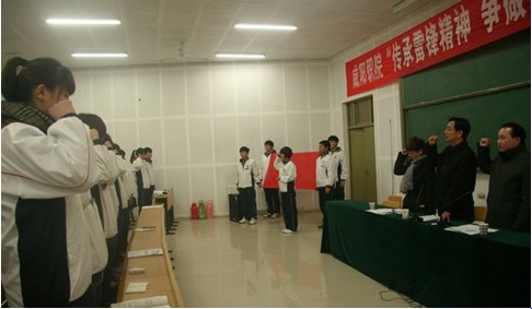 咸阳职业技术学院多种形式开展学习雷锋活动(