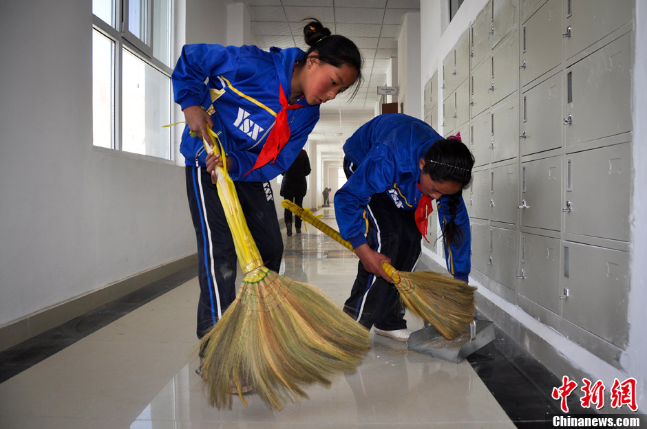 负责打扫卫生的学生显得一丝不苟