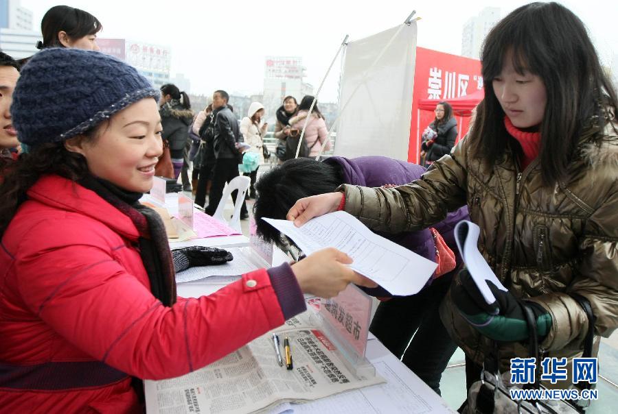 迎接妇女节江苏南通举办女性就业援助招聘会