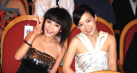 杨幂与袁姗姗带妆玩手机