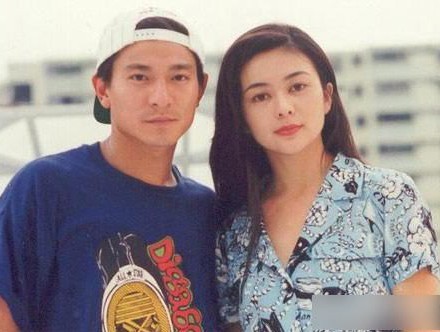1999年,香港《忽然一周》拍到了朱丽倩跟佣人从刘德华加多利山的家