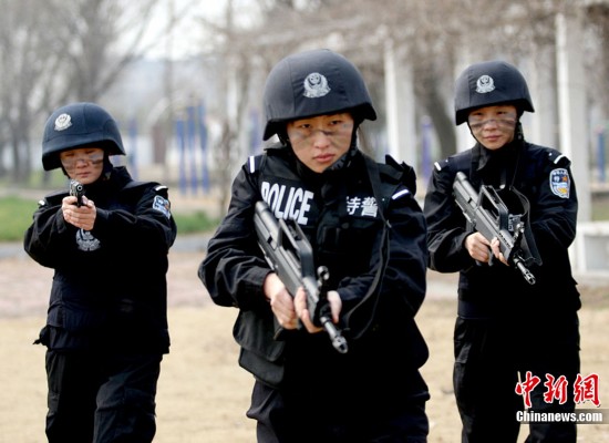 女特警英姿飒爽迎三八妇女节(1)(组图)