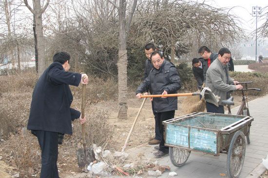 廊坊市国资委开展学雷锋志愿清扫活动(图)