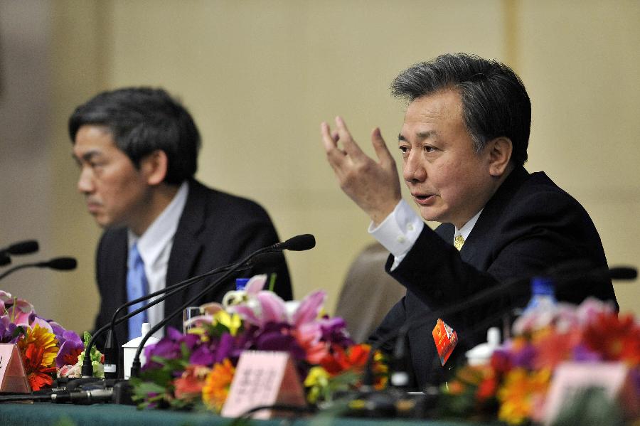 法工委有关负责人就刑诉法修正案草案答记者问(组图)