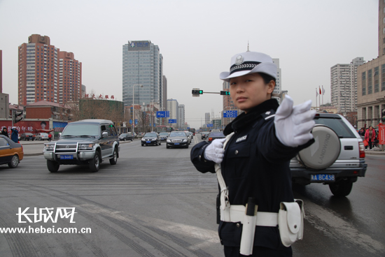 三八节 石家庄美女警花一线执勤英姿飒爽(图